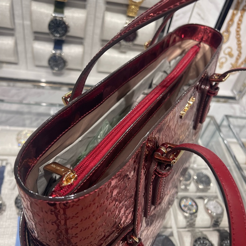 MICHAEL KORS Voyager Large Metallic Logo Debossed EW Shoulder Tote Bg
Cherry
NWT - Picture 8 of 16